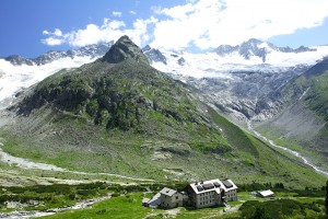 Die denkmalgeschützte Schutzhütte Berliner Hütte in den Zillertaler Alpen ©Berliner Hütte