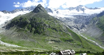 Die denkmalgeschützte Schutzhütte Berliner Hütte in den Zillertaler Alpen ©Berliner Hütte